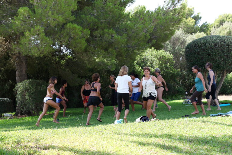 grupo de mujeres bailando danza africana mallorca