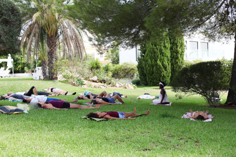 grupo de mujeres meditando