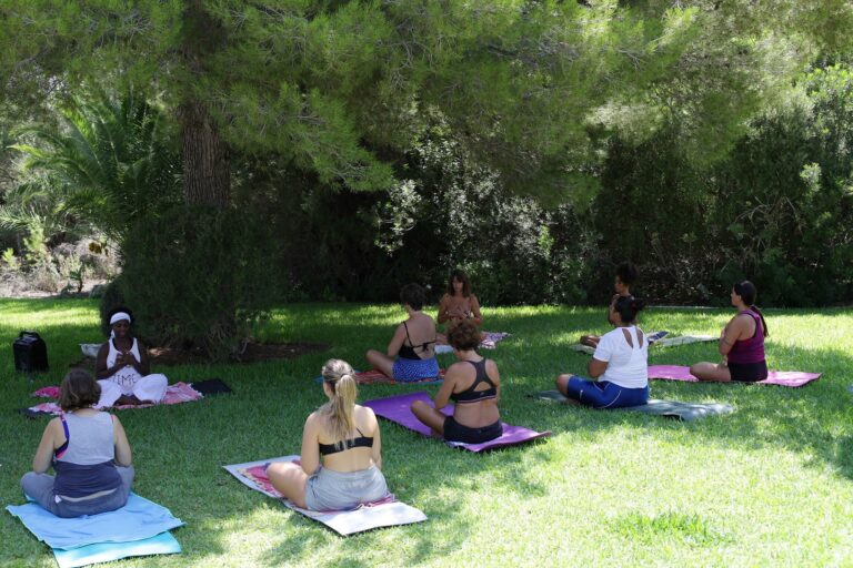 grupo de mujeres haciendo yoga